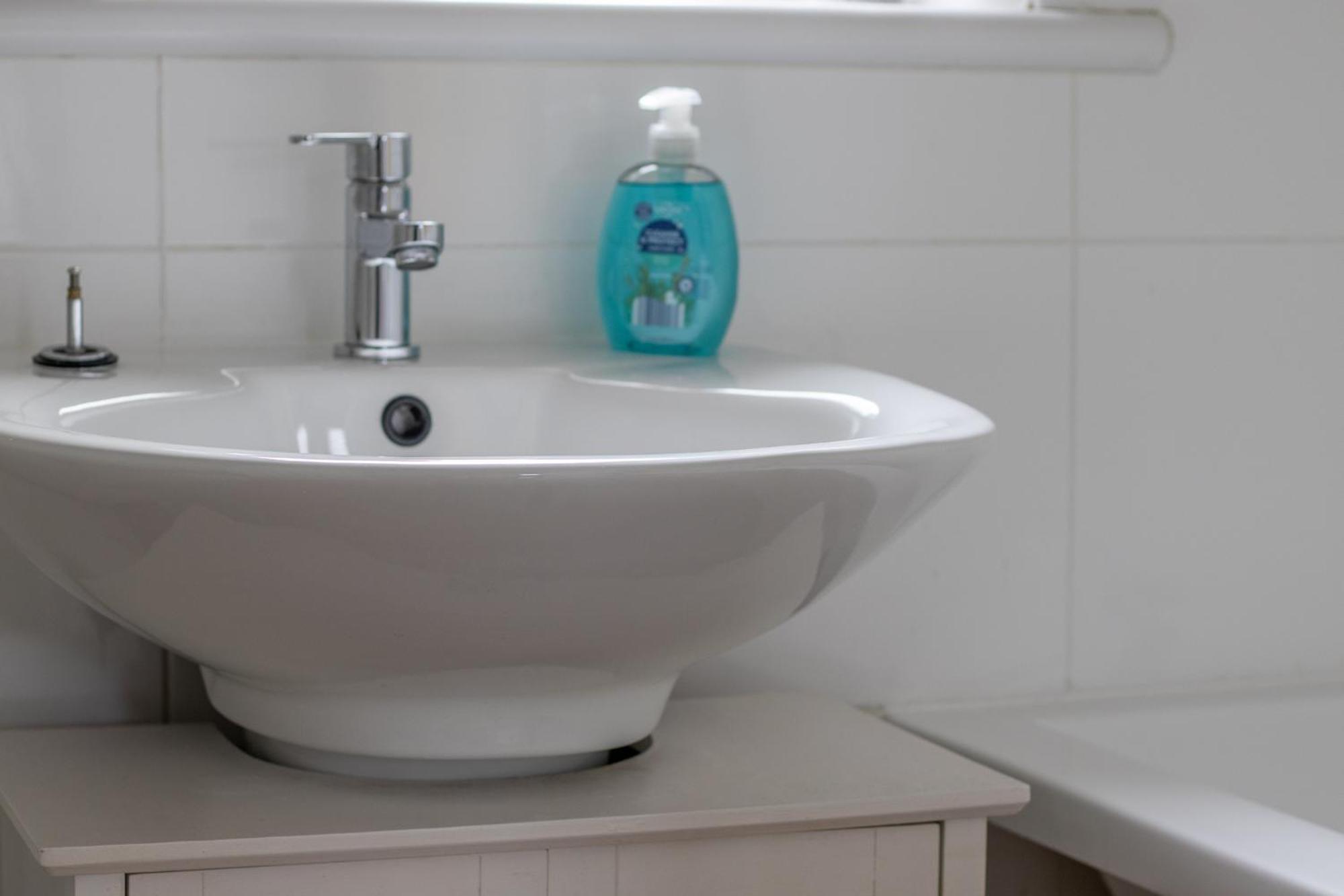 1 Bed Apartment Central Hamilton Free Wifi With Great Transport Links To Glasgow Екстериор снимка